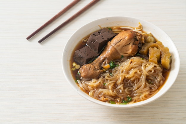 Ciotola di zuppa di noodle di pollo in stufato