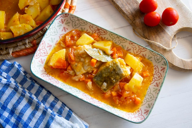 감자와 야채를 곁들인 조림 대구. 전통적인 북부 스페인 요리법.