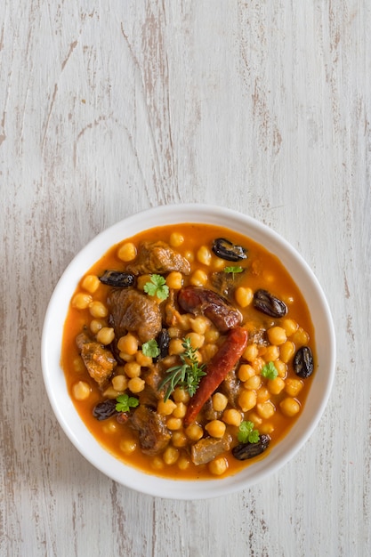 Carne in umido con bulgur e ceci in salsa rossa con datteri e uvetta.