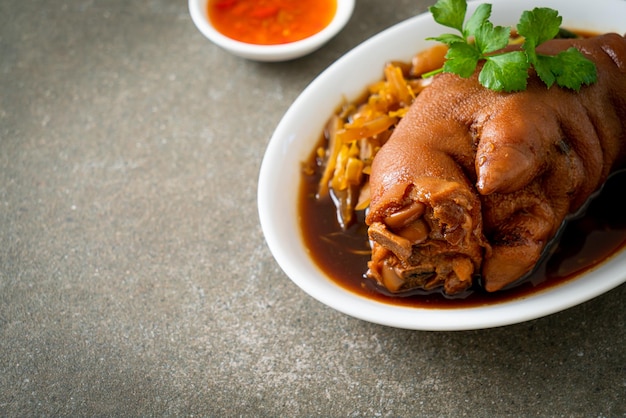 스튜 포크 너클 또는 스튜 돼지 다리 - 아시아 음식 스타일