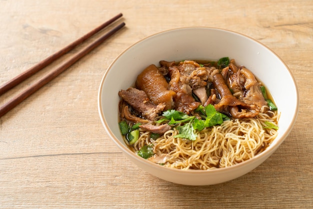 ポークレッグヌードルの茶色のスープ煮込み-アジア料理スタイル