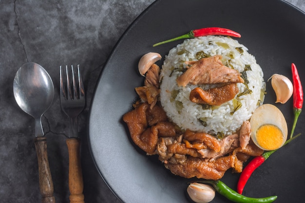 Foto coscia di maiale stufata sulla ricetta tailandese del riso.