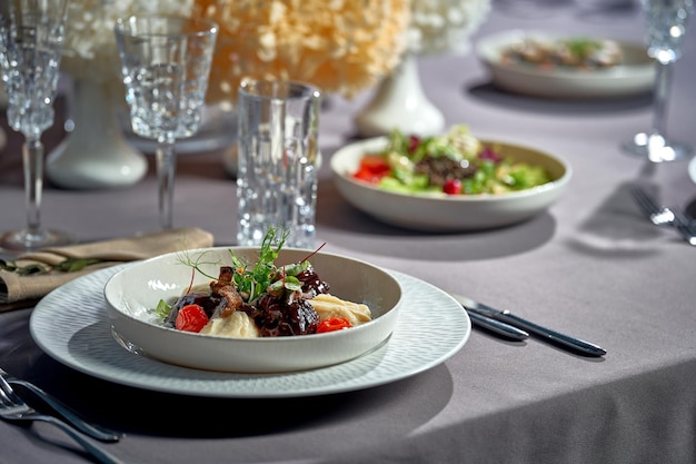 Photo stewed veal cheeks with mashed potatoes and vegetables