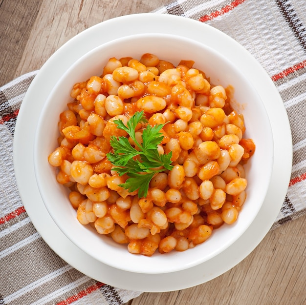 Foto fagioli bianchi in umido in salsa di pomodoro