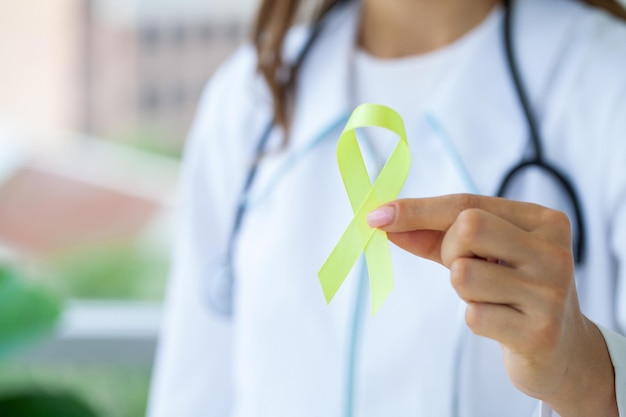 Foto attacca un nastro verde sul petto per la consapevolezza del linfoma.