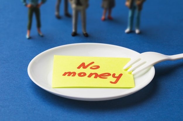 Наклейка с текстом в тарелке на синем фоне, концепция людей, у которых нет денег на еду