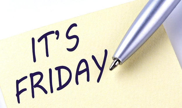 Sticky Note Message IT'S FRIDAY met pen op witte achtergrond