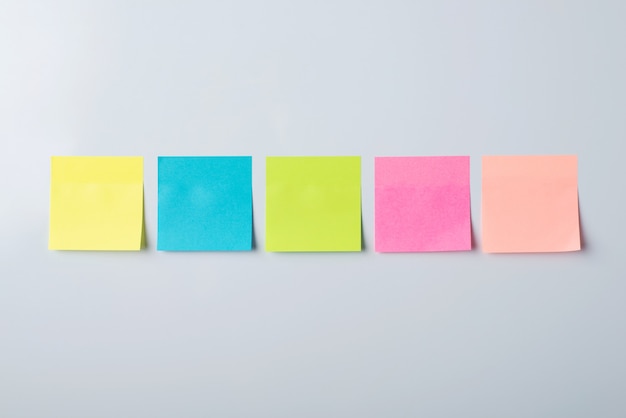 Sticky notes van verschillende kleur op wit magnetisch bord