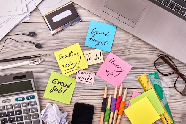 Sticky notes with motivative messages on the office work desk