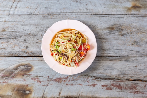 Foto riso appiccicoso con insalata di papaya