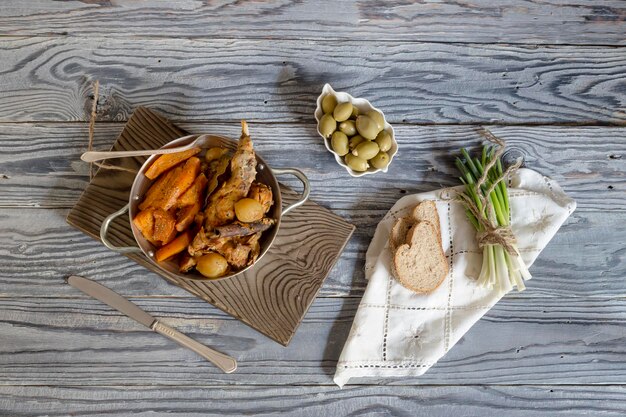 Stifado van gestoofd konijn met zoete aardappelen Griekse keuken