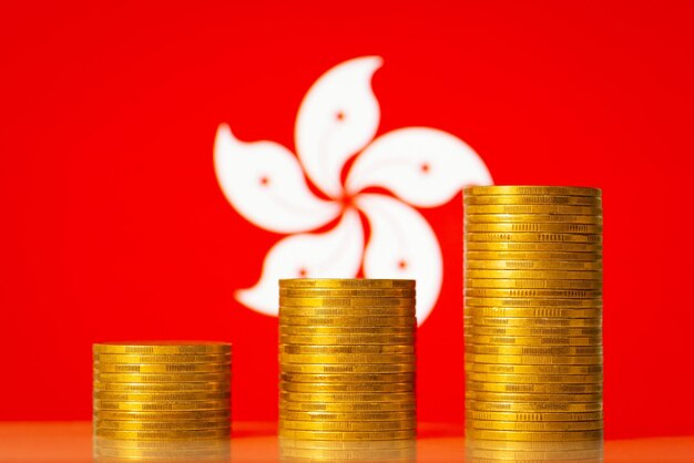 Stijgende grafiek gemaakt van gouden munten tegen de vlag van Hong Kong Financiële ontwikkeling van Hong Kong concept