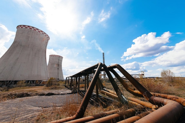 Stijgende stoomtorens van een kerncentrale