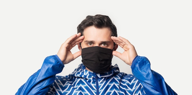 Stijljongen in jaren 90 jas en gezichtsmasker