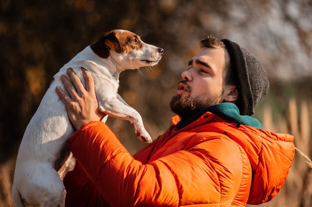 Stijlmens in donsjack met hond