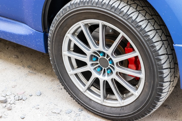 Stijlvol blauw autowiel met rode remklauw