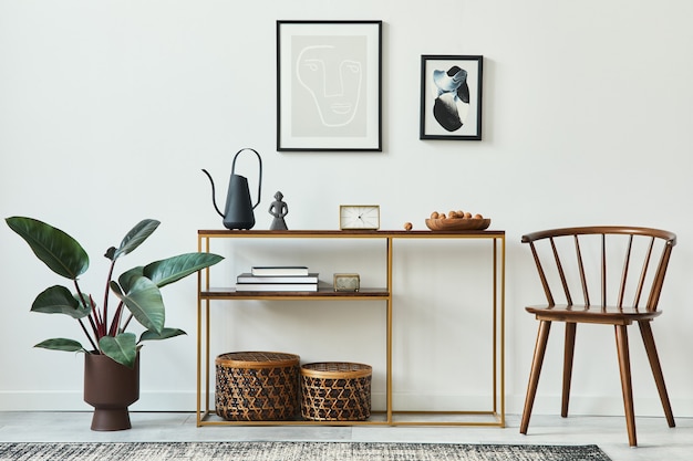 Stijlvol concept van woonkamerinterieur met frames, houten console, stoel, plant, rotanmanden, plant, tapijt en persoonlijke accessoires in huisdecor.