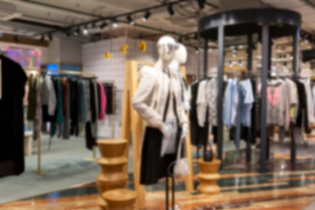 Stijlvol geklede mannequins in een modeboetiek Springsummer collection Blurred