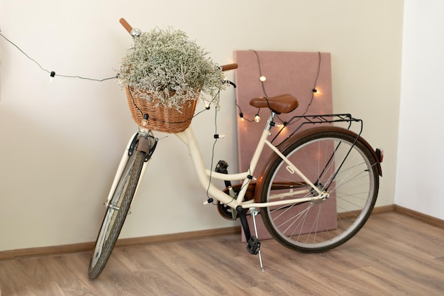 Stijlvol interieur van lichte ruime kamer met moderne fiets en lichtslinger.