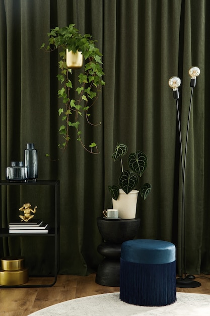 Stijlvol interieur van moderne woonkamer met glamour design poef, planten, blsck console en creatieve persoonlijke accessoires. Stedelijk jungle-concept. Sjabloon.