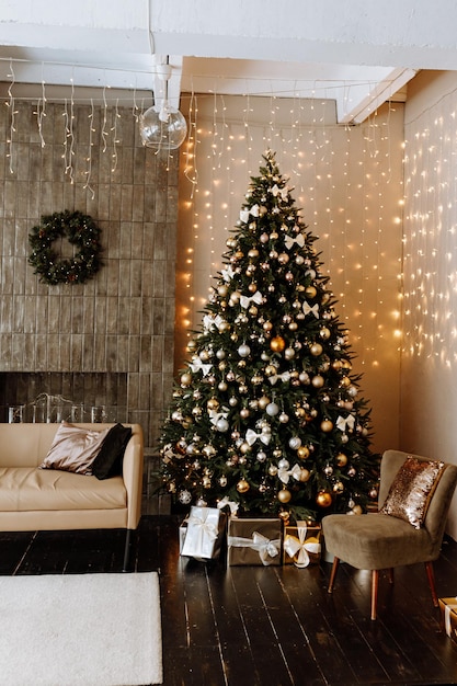 Stijlvol interieur van woonkamer met versierde kerstboom