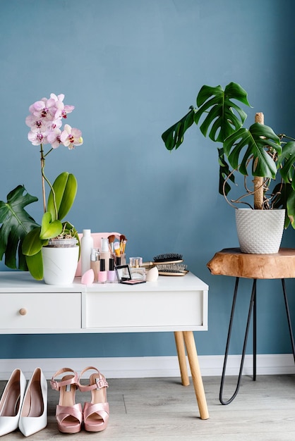 Stijlvol kamerinterieur met elegante kaptafel en planten