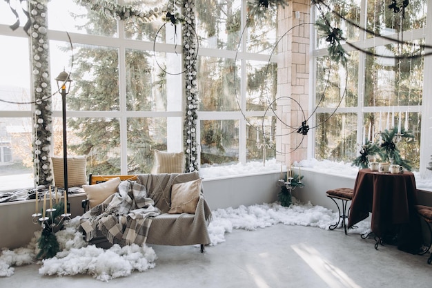 Stijlvol kamerinterieur met prachtige kerstboom en sfeerhaard