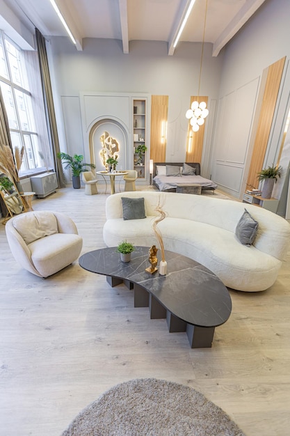 Stijlvol luxe interieur van modern studio-appartement in groene pastelkleuren met houten elementen, dure meubels en decoraties