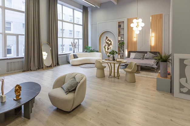 Stijlvol luxe interieur van modern studio-appartement in groene pastelkleuren met houten elementen, dure meubels en decoraties
