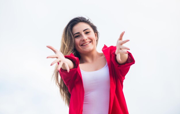 Stijlvol meisje buitenshuis Dagelijkse outfit Eigen stijl ontwikkelen Mooie vrouw draagt graag streetstyle-kleding Jong en vrij concept Streetstyle Meest budgetvriendelijke looks en manieren om ze te shoppen