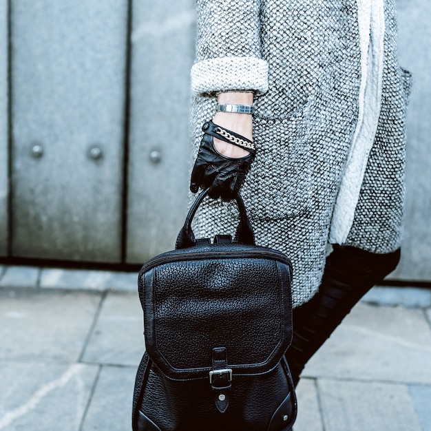 Stijlvol model. Stijlvolle accessoires. Stedelijke stijl