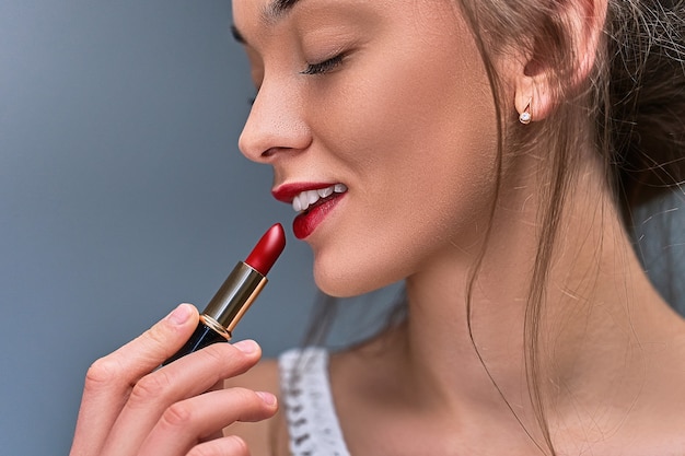 Stijlvol mooi Kaukasisch vrouwelijk model met felrode lippenstift