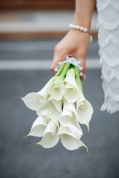 Stijlvol mooi wit bruidsboeket van de bruid Calla in de hand