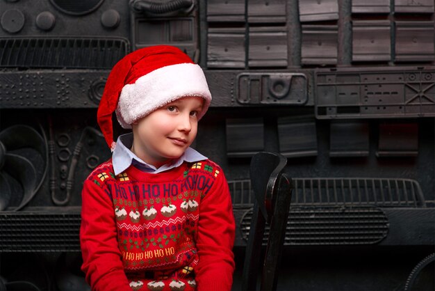 Stijlvol portret van kerstmanjongen op industriële achtergrond