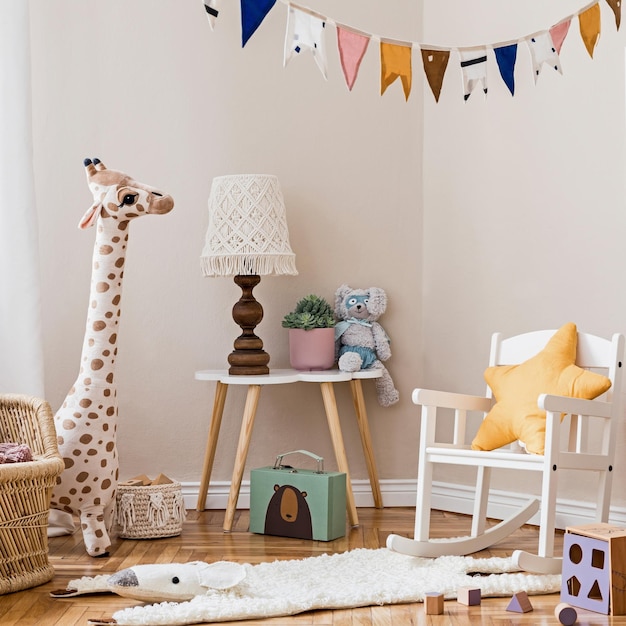 Stijlvol scandinavisch interieur van kinderkamer met mock-up frame, natuurlijk speelgoed, hangende decoratie, designmeubels, pluche dieren, teddyberen en accessoires. Interieur van de kinderkamer. Sjabloon.