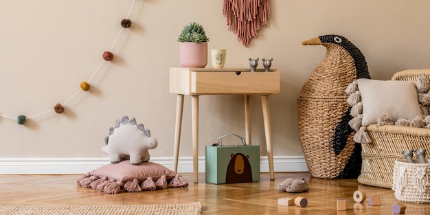 Stijlvol scandinavisch interieur van kinderkamer met natuurlijk speelgoed, hangende decoratie, designmeubels, pluche dieren, teddyberen en accessoires. beige muren. interieur van de kinderkamer. sjabloon.