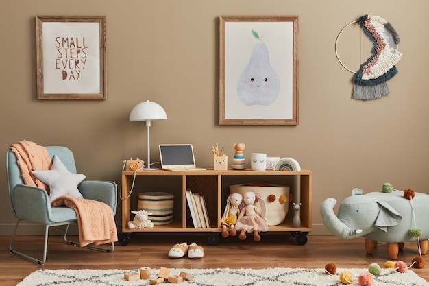 Foto stijlvol scandinavisch kinderkamerinterieur met speelgoed, teddybeer, pluche dierenspeelgoed, mintfauteuil, meubels, decoratie en kinderaccessoires. bruine houten posterlijsten aan de muur.