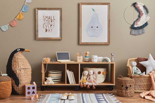 Stijlvol Scandinavisch kinderkamerinterieur met speelgoed, teddybeer, pluchen dierenspeelgoed, mint fauteuil, meubels, decoratie en kinderaccessoires. Bruine houten kozijnen aan de muur. Sjabloon