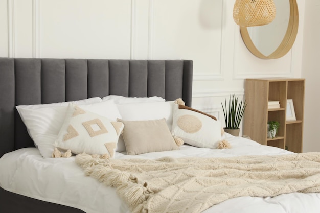 Stijlvol slaapkamerinterieur met groot comfortabel bed en kussens