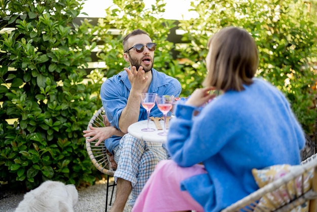 Stijlvol stel brengt romantische avond door in de achtertuin