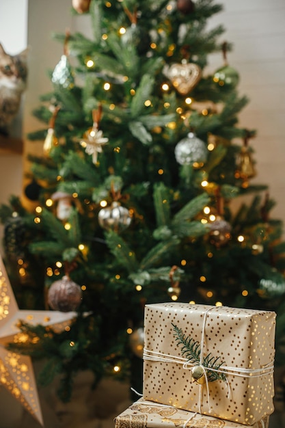 Stijlvol verpakte kerstcadeaus bij de kerstboom met lampjes Merry Christmas Sfeervolle banner