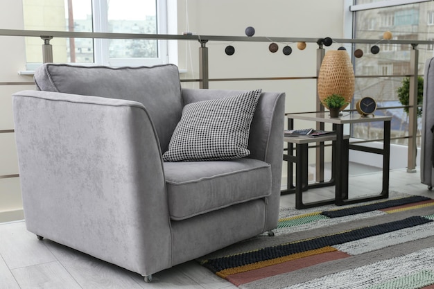 Stijlvol woonkamerinterieur met comfortabele fauteuil