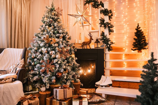 Stijlvol woonkamerinterieur met prachtige open haard, kerstboom, Lights Presents Gifts Toys, Candles And Garland, Interior design