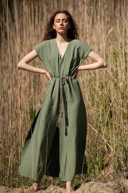 stijlvolle aantrekkelijke slanke lachende vrouw op het strand in zomerstijl modetrend outfit zorgeloos en gelukkig