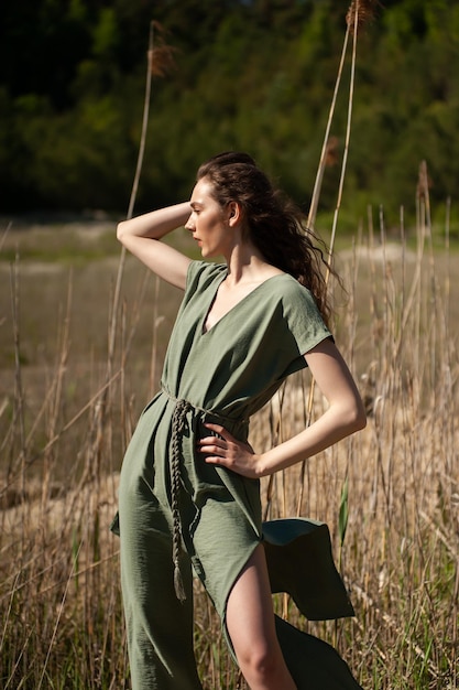 stijlvolle aantrekkelijke slanke lachende vrouw op het strand in zomerstijl modetrend outfit zorgeloos en gelukkig