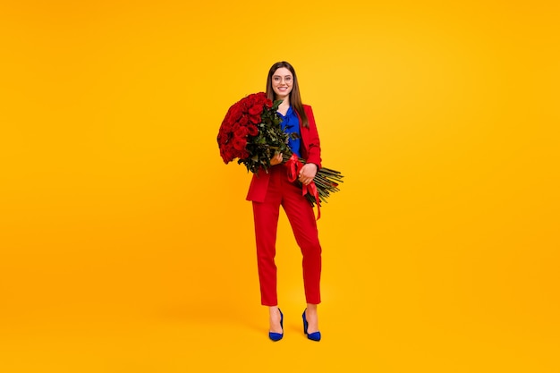 stijlvolle aantrekkelijke zakelijke dame werknemer houdt grote bos rozen