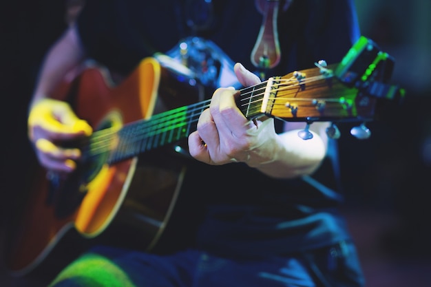 Stijlvolle akoestische gitaar spelen met de hand. artiest