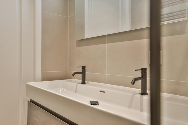 Stijlvolle badkamer in minimalistische stijl met grote wastafel