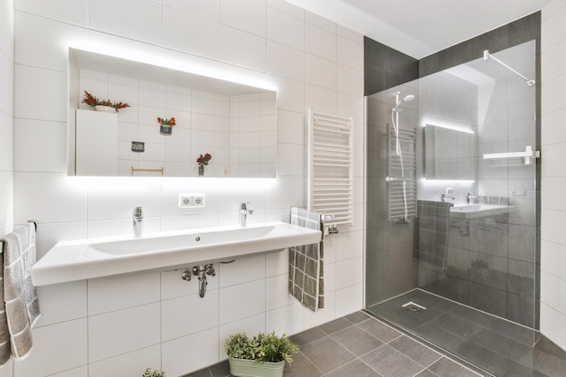 Stijlvolle badkamer met gezellige douche