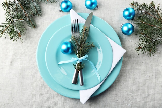 Stijlvolle blauwe en witte kersttafel op een grijs tafelkleedoppervlak